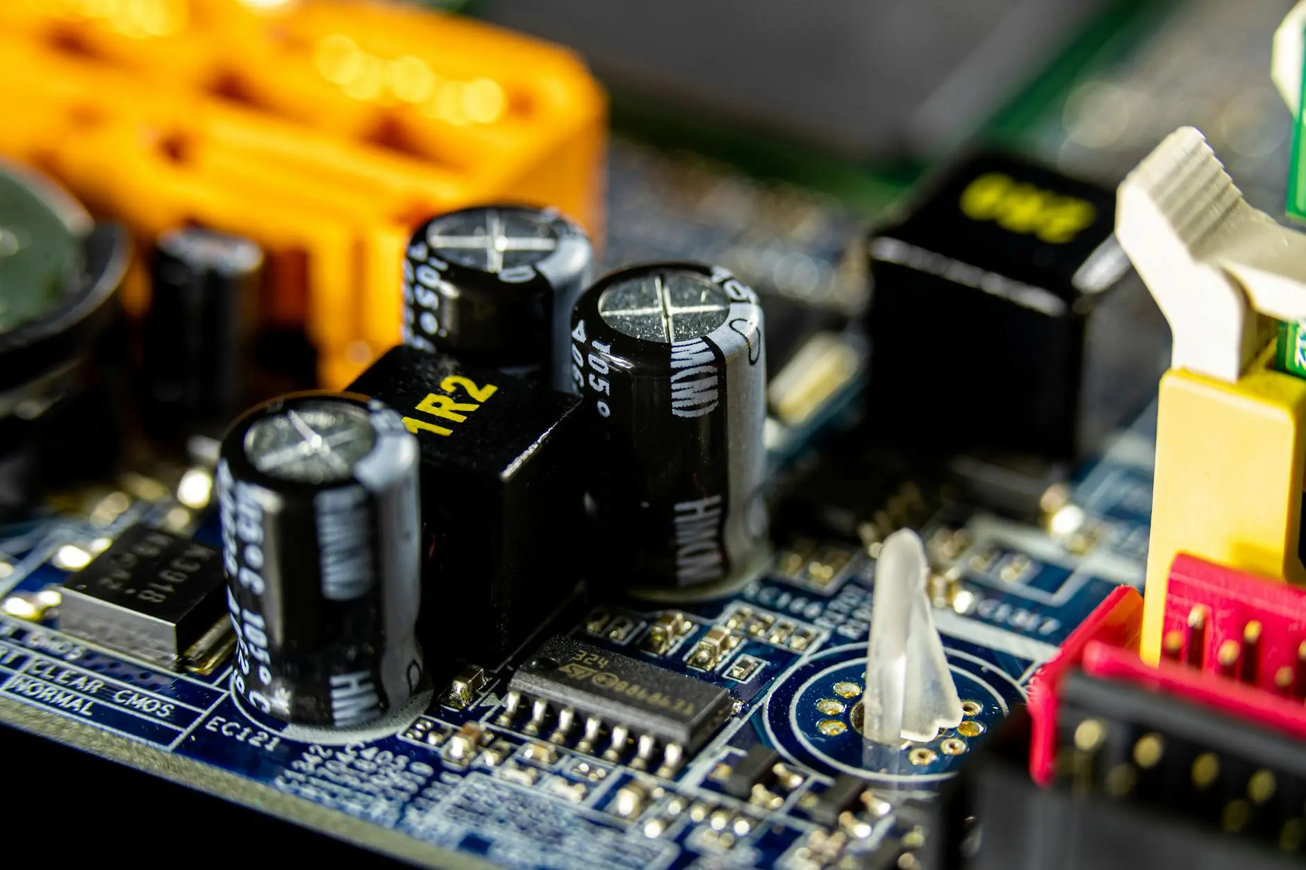 Ilustração principal do artigo: BIOS vs UEFI: Entenda as Diferenças e Como Acessar a Configuração em 2026