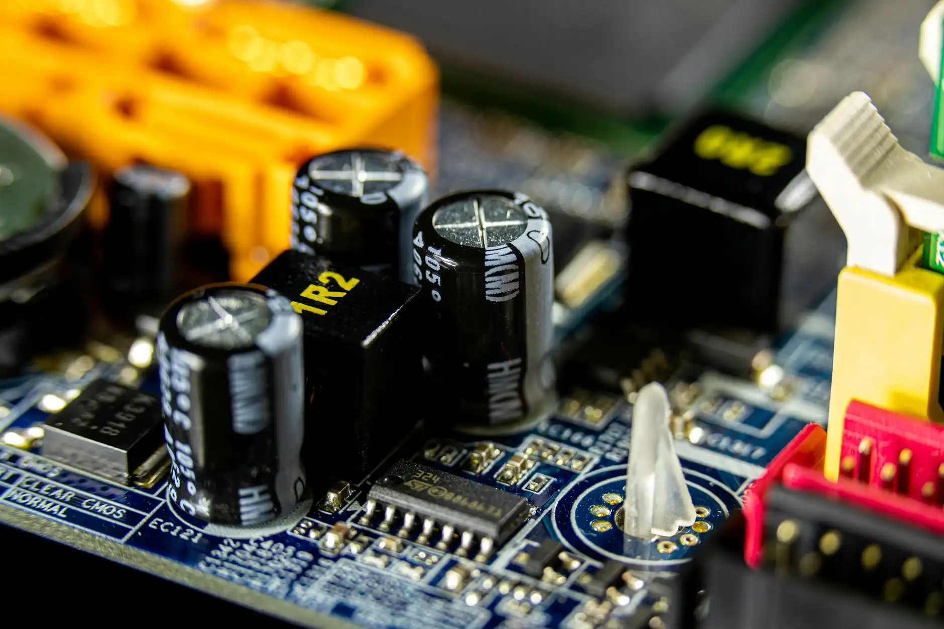 Capa do artigo: BIOS vs UEFI: Entenda as Diferenças e Como Acessar a Configuração em 2026