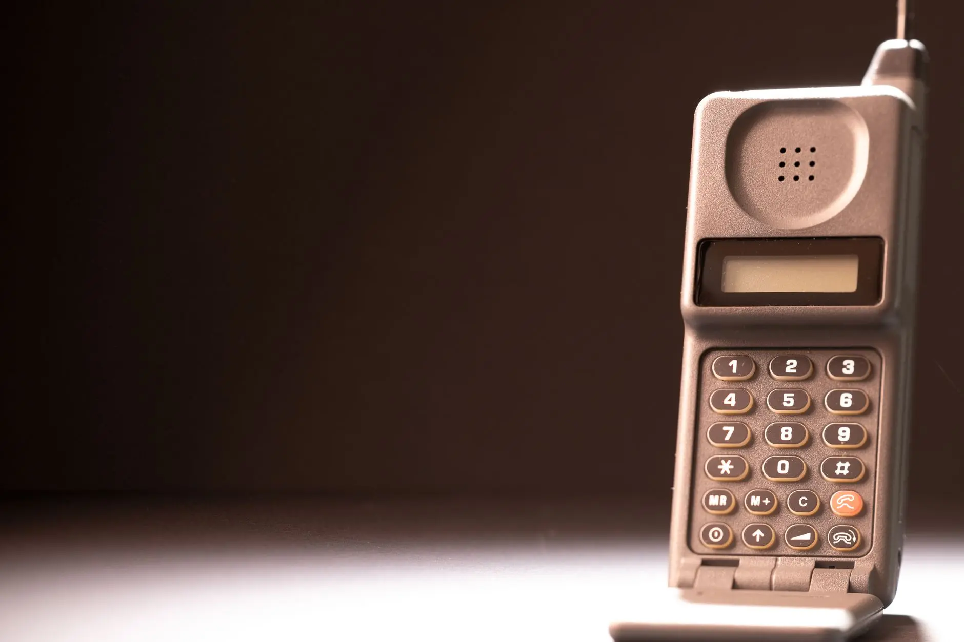 Ilustração principal do artigo: Celulares e Smartphones: Da Pré-História ao Bolso Conectado de 2025