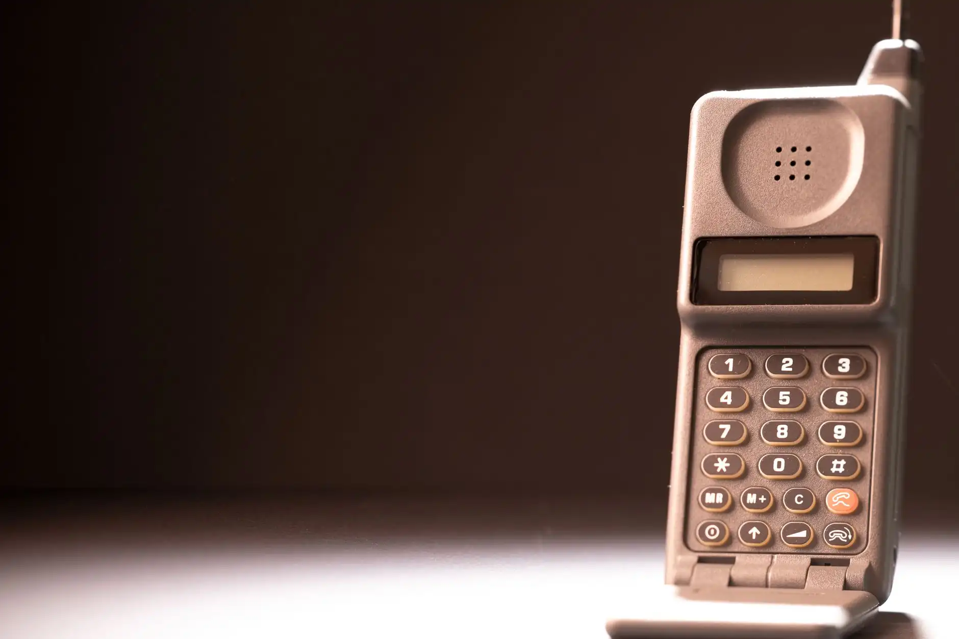 Capa do artigo: Celulares e Smartphones: Da Pré-História ao Bolso Conectado de 2025