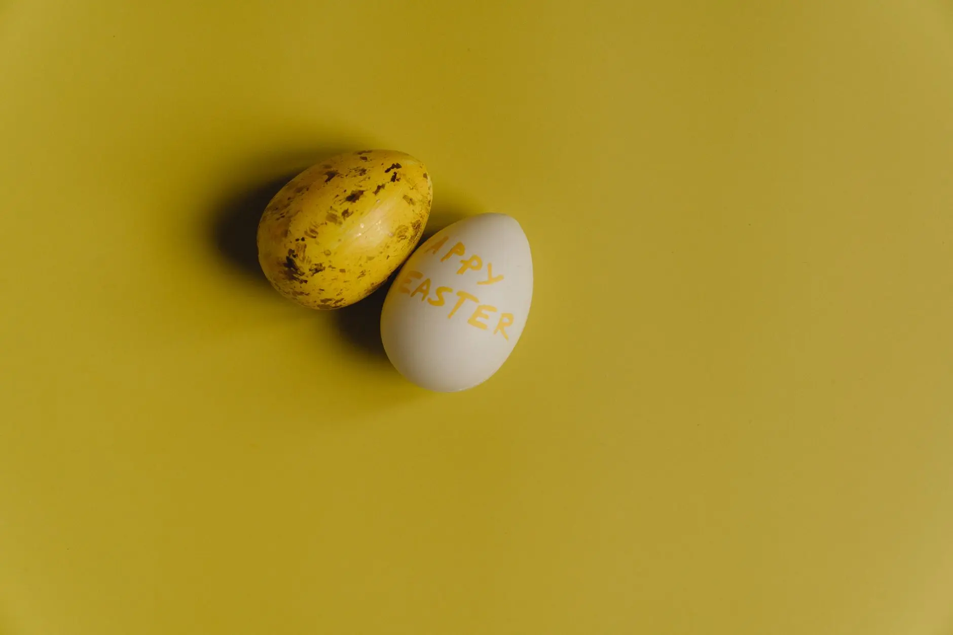 Ilustração principal do artigo: Códigos Secretos: Easter Eggs em Softwares que Você Usa Todo Dia!