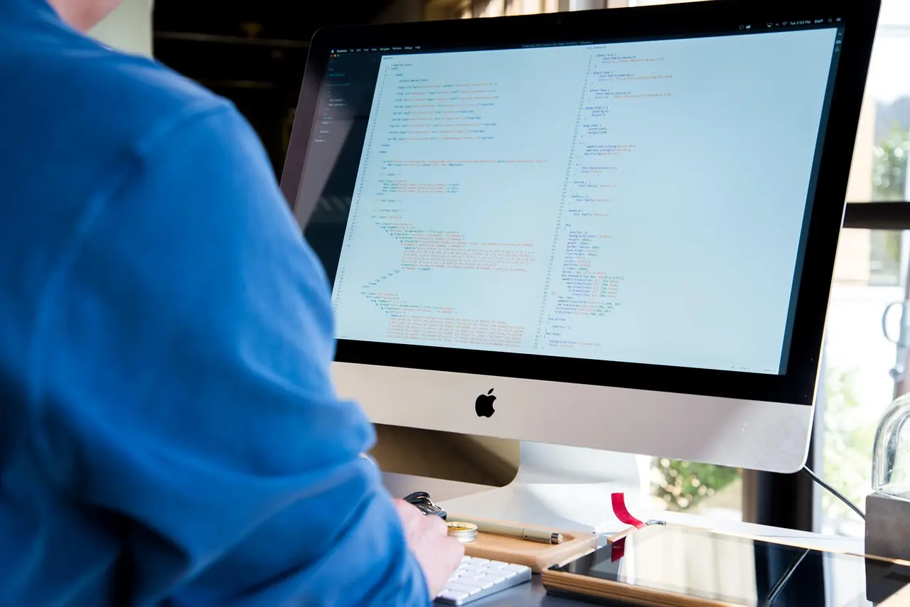 Ilustração principal do artigo: Dev moderno: Fullstack, Low-code e o Futuro Conectado!