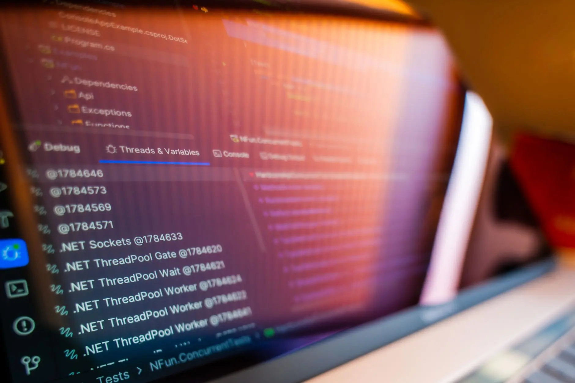 Ilustração principal do artigo: DevTools 2025: A Força dos Frameworks e Ferramentas!