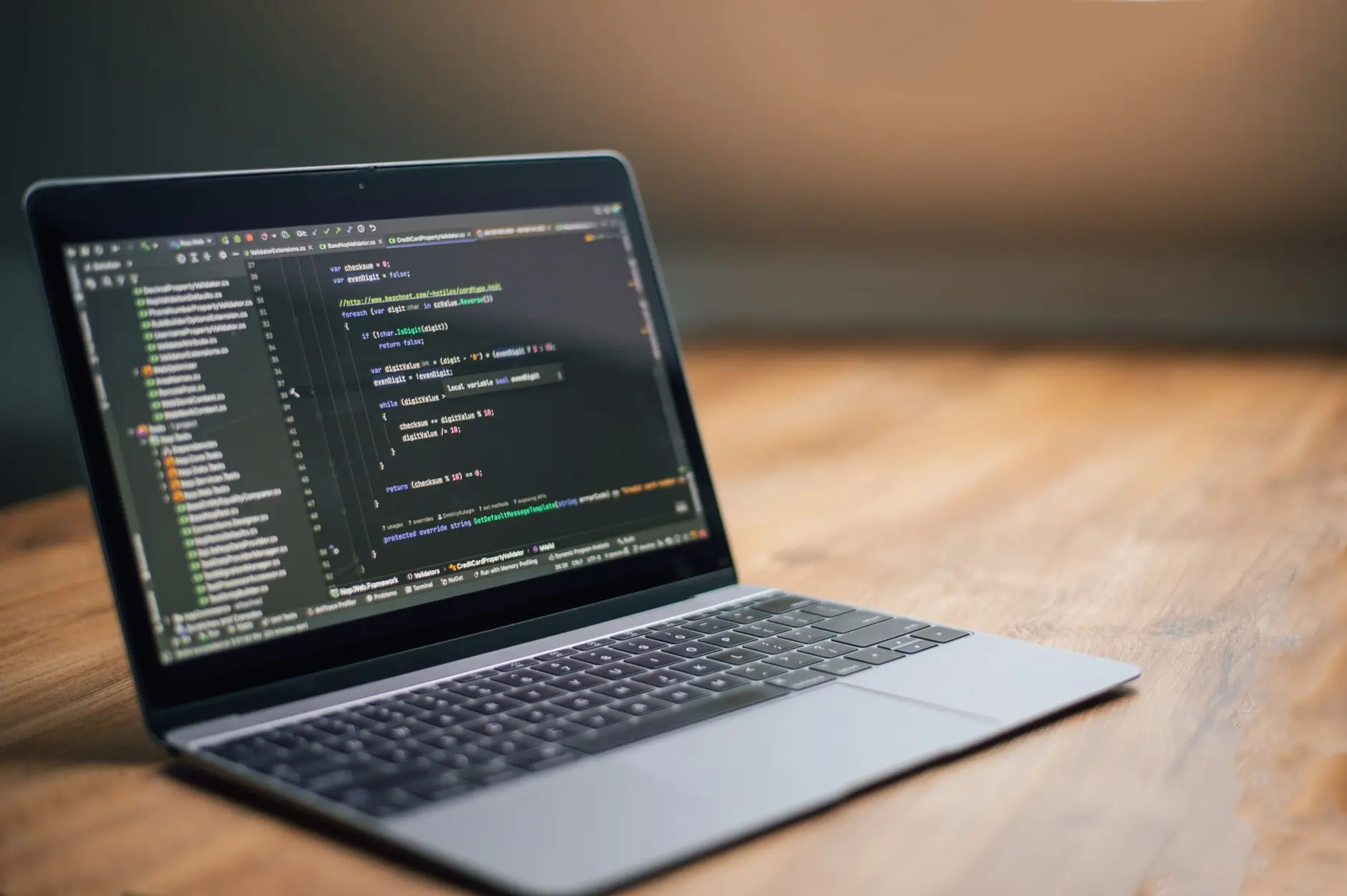 Ilustração principal do artigo: Frameworks No-Code/Low-Code: O Futuro do Dev em 2025!
