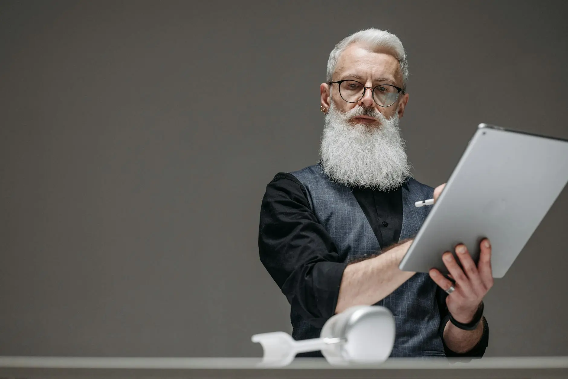 Ilustração principal do artigo: Gênios Digitais: Os Pioneiros Que Moldaram Nosso Amanhã Tech (2025)