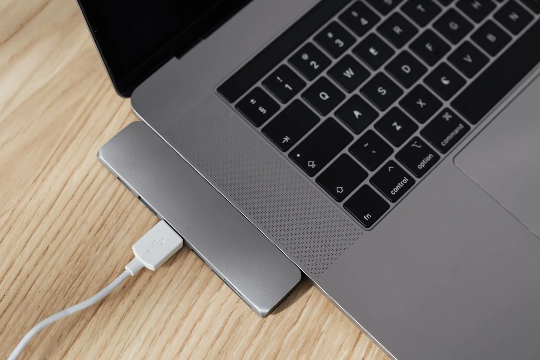 Ilustração principal do artigo: Hub USB vs Dock Station: Diferença e Qual Comprar em 2026