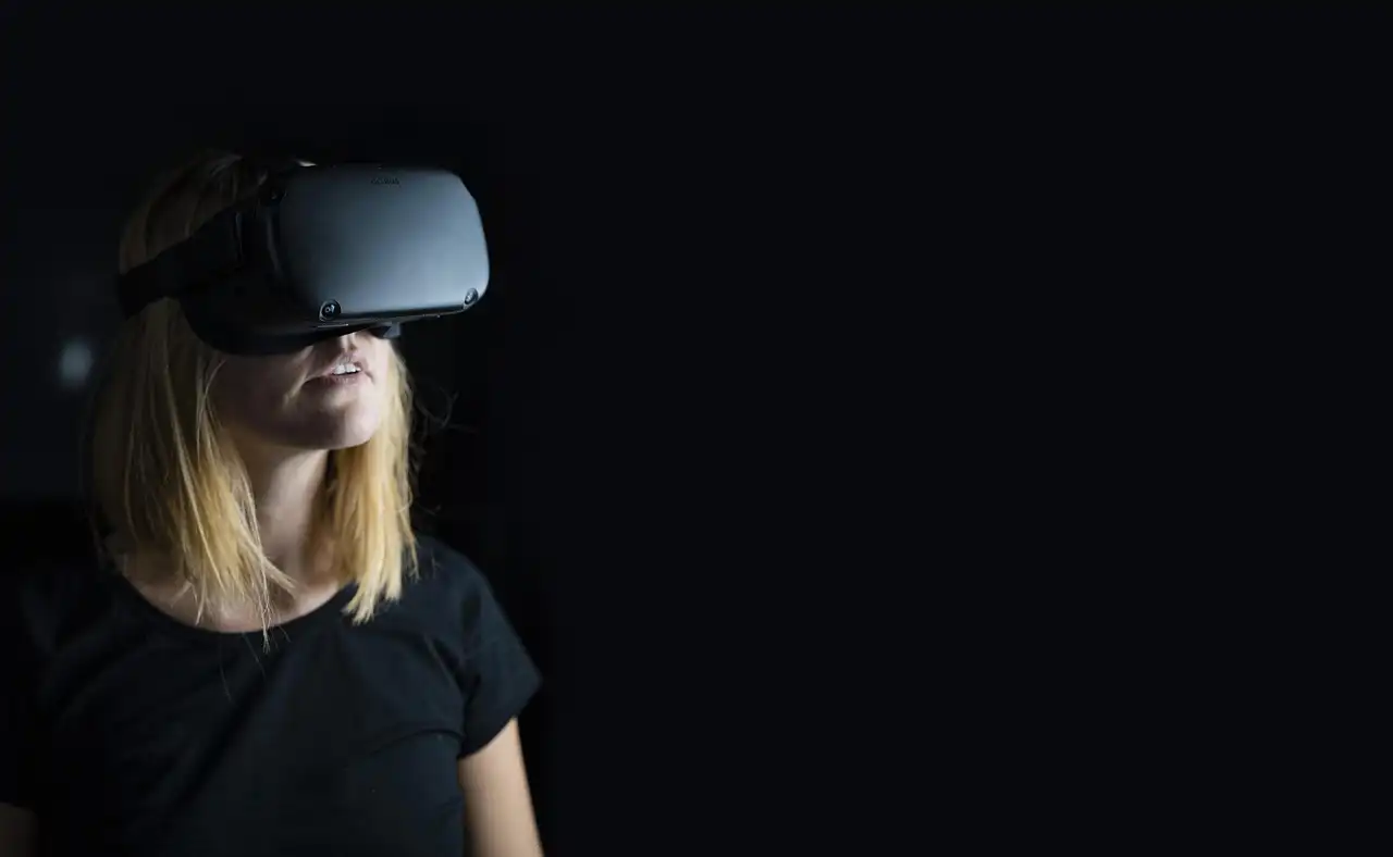 Capa do artigo: Interfaces Imersivas: O Futuro da Interação Humano-Máquina