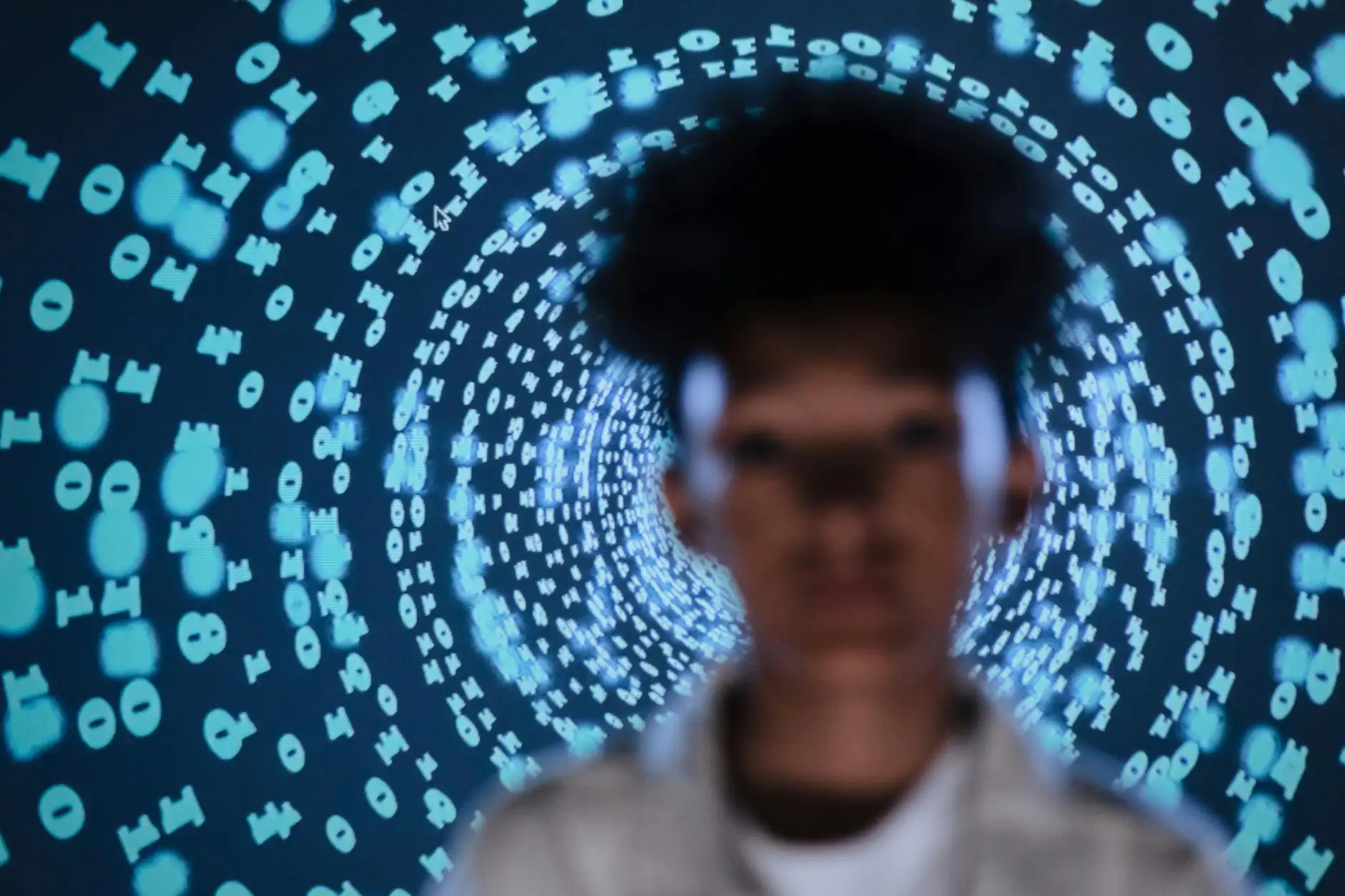 Capa do artigo: Da Fricção Capilar ao Olfato Digital: Invenções Tech Bizarramente Curiosas 2025!