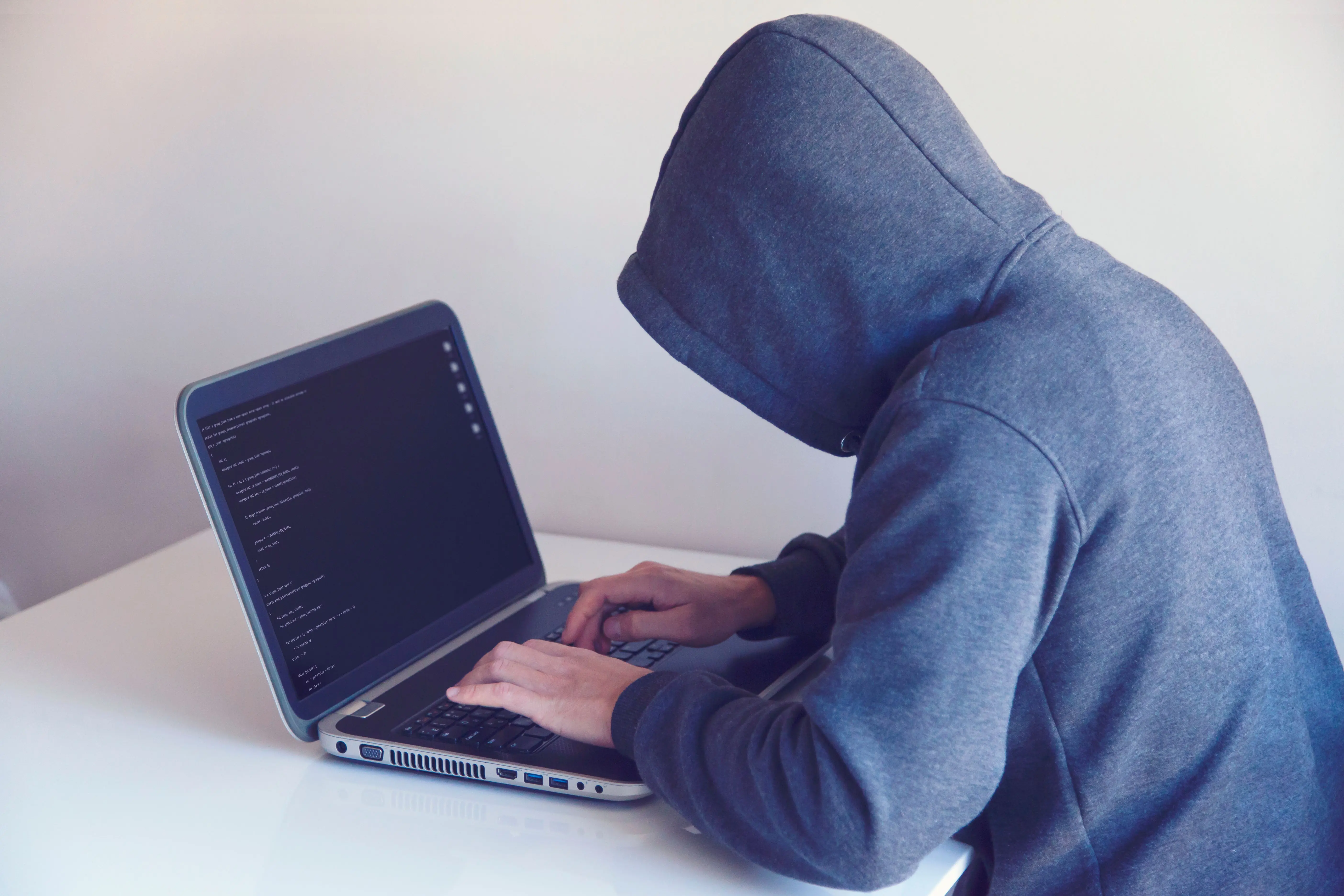 Ilustração principal do artigo: O que é phishing: exemplos reais e como identificar antes de clicar