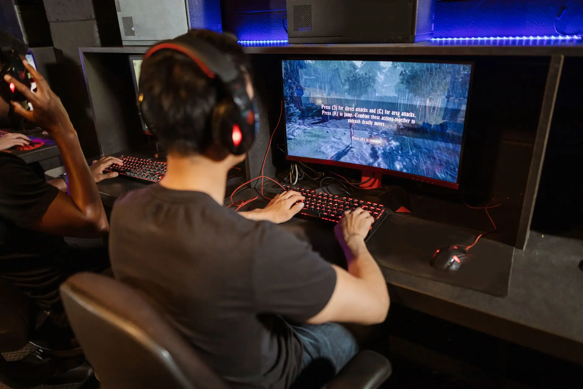 Monitor gamer vs monitor comum: desempenho, taxa de atualização e input lag