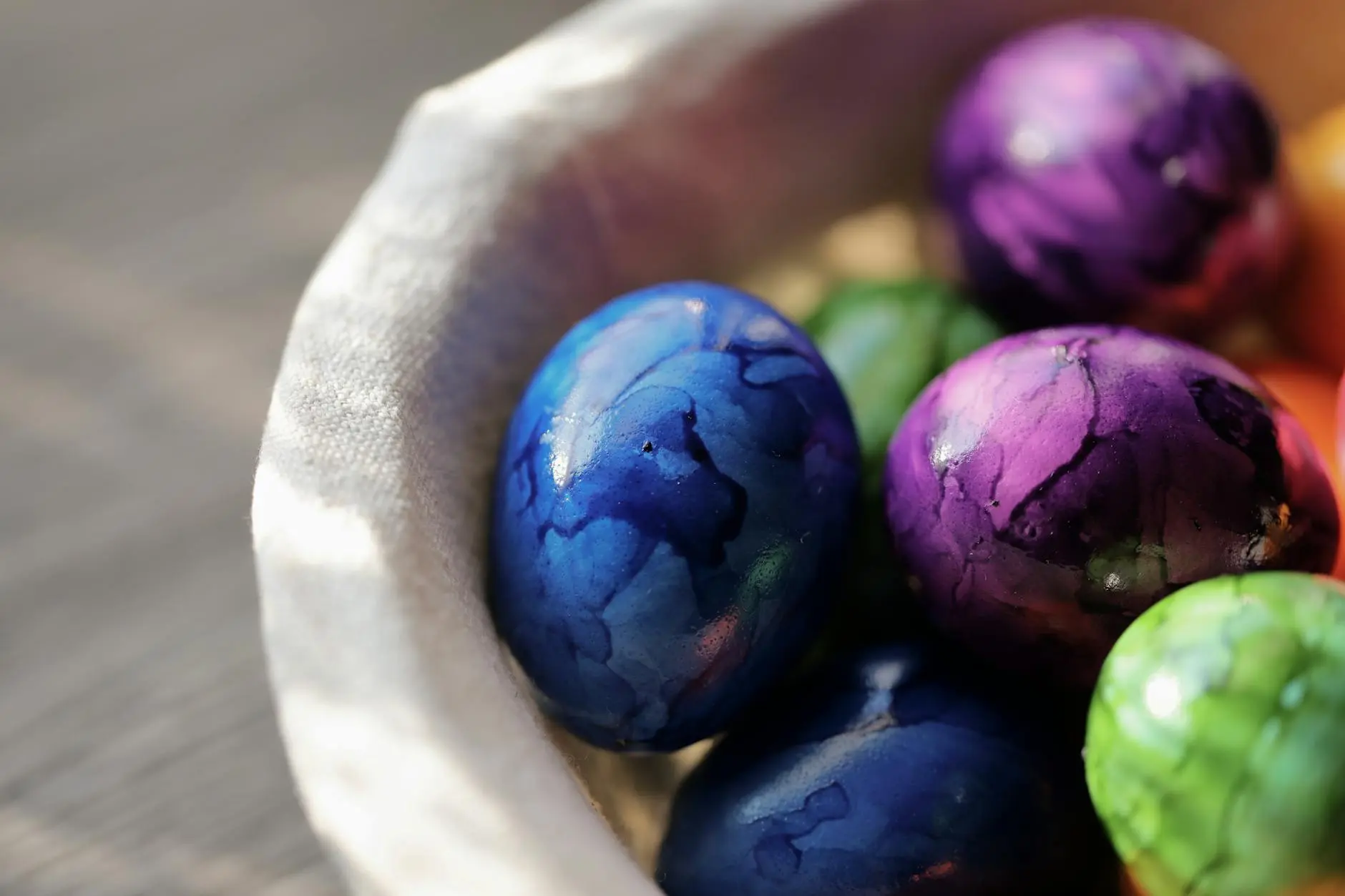 Ilustração principal do artigo: Segredos Tech: Desvendando Ester Eggs em Softwares 2025!