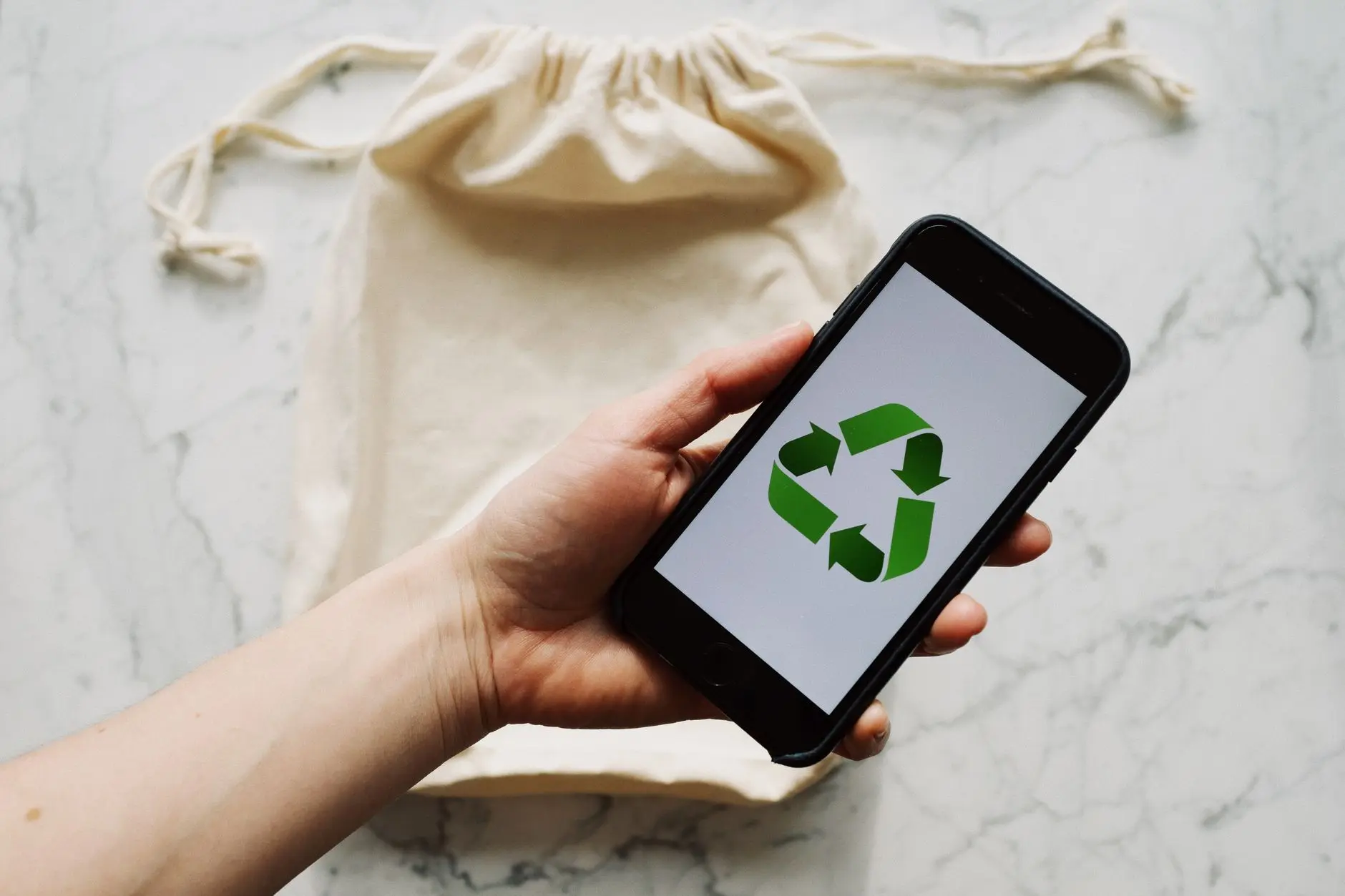 Ilustração principal do artigo: Sustentabilidade Tech: Gadgets Eco-Friendly em 2025!